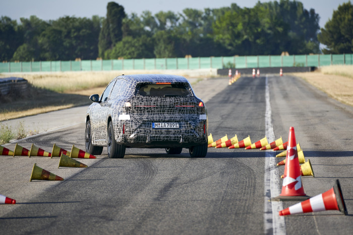 Vollbremsung aus Tempo 125 km/h. Der BMW iX3 lässt sich dabei immer noch sicher um die Leitkegel steuern. (Bild: BMW)